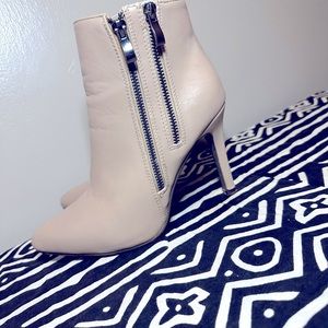 Short grey aqarmar boot